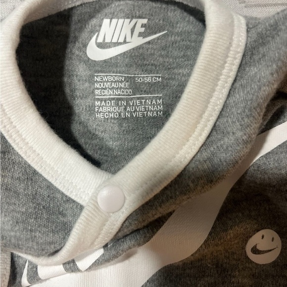 NIKE Gray and White Smile faces unisex footsie Newborn Baby - Picture 3 of 3